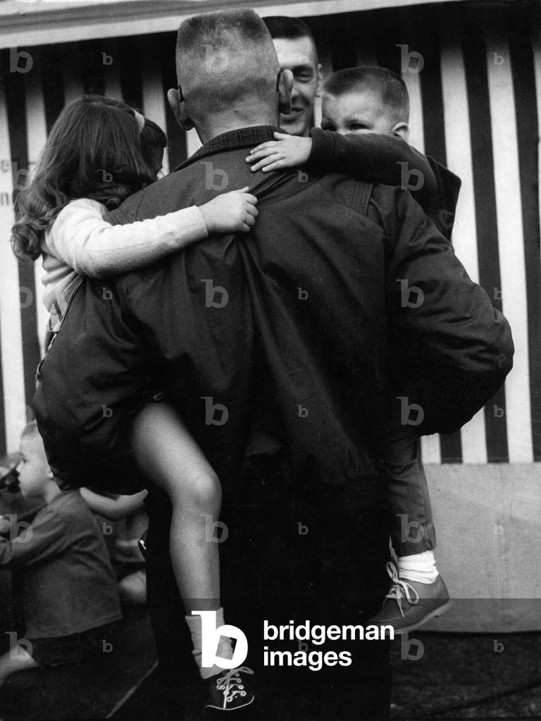 American with children in Augsburg, 1977 (b/w photo)