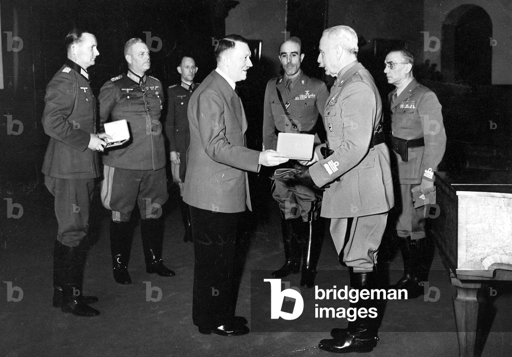 Hitler gives Gariboldi the Knight's Cross, left: Keitel, Schmundt (b/w photo)