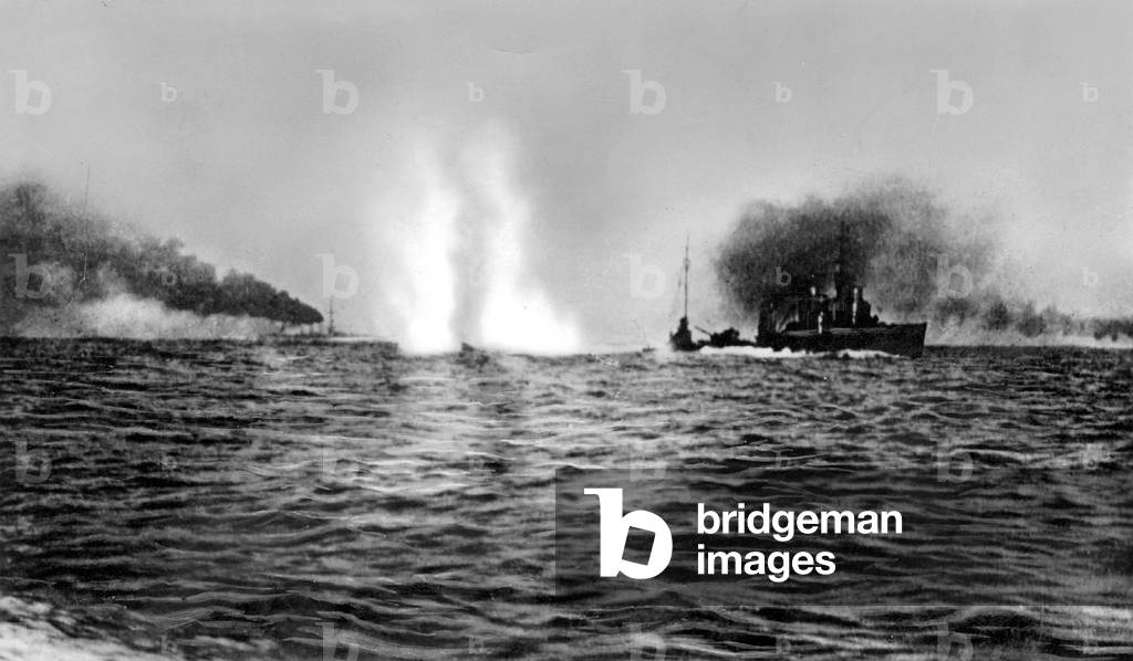 Sea battle during the First World War in German East Africa (b/w photo)