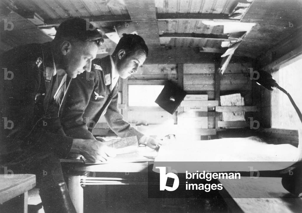 German air force officers analyze reconnaissance images, 1941 (b/w photo)