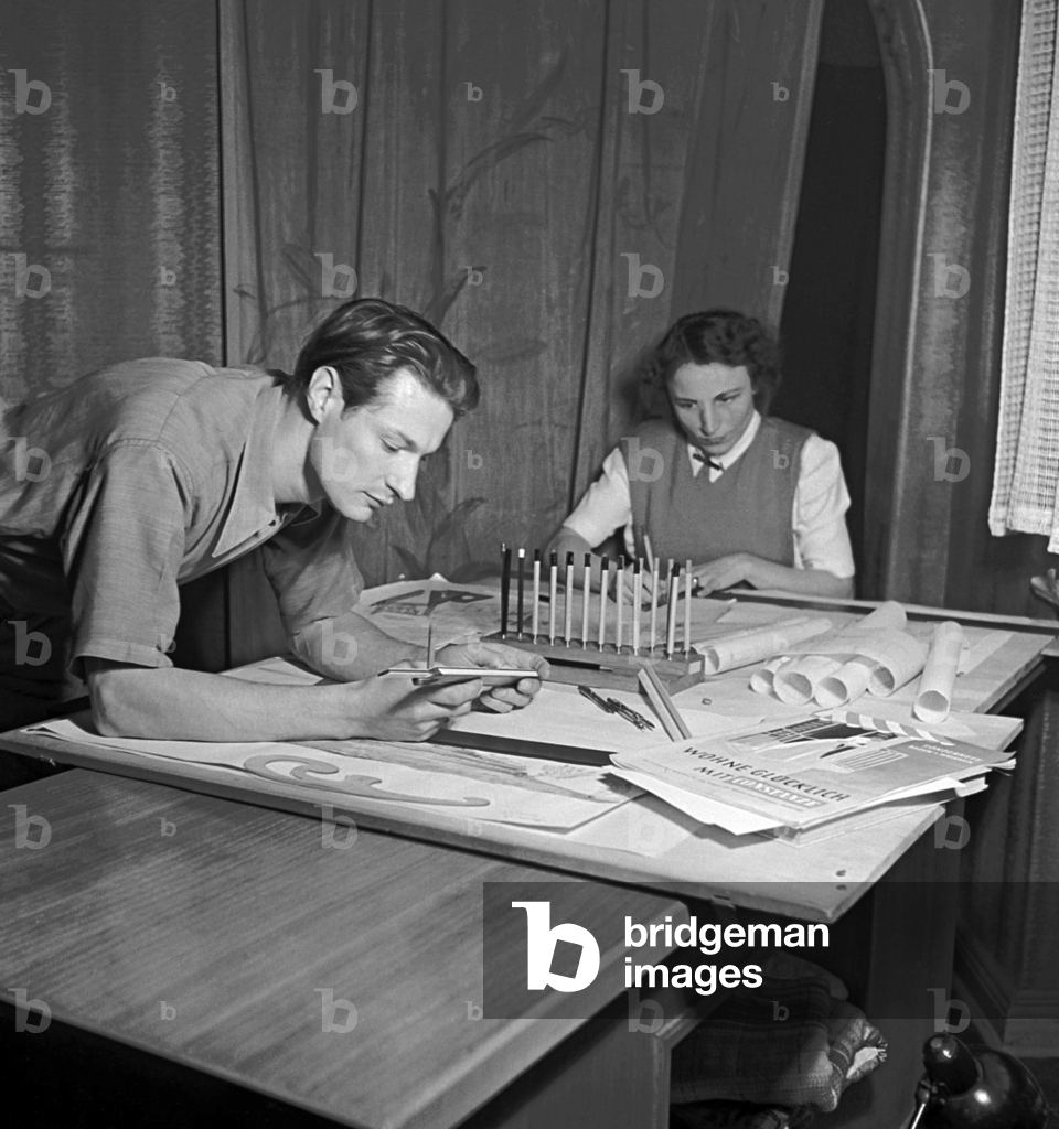 Couple at a technical drawing, circa 1930 in Wismar (photo)
