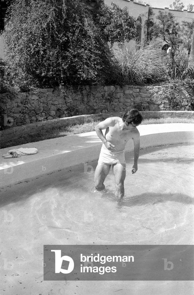 Gerd Mueller in the pool of the accommodation of the German team in Mexico, 1973 (b/w photo)
