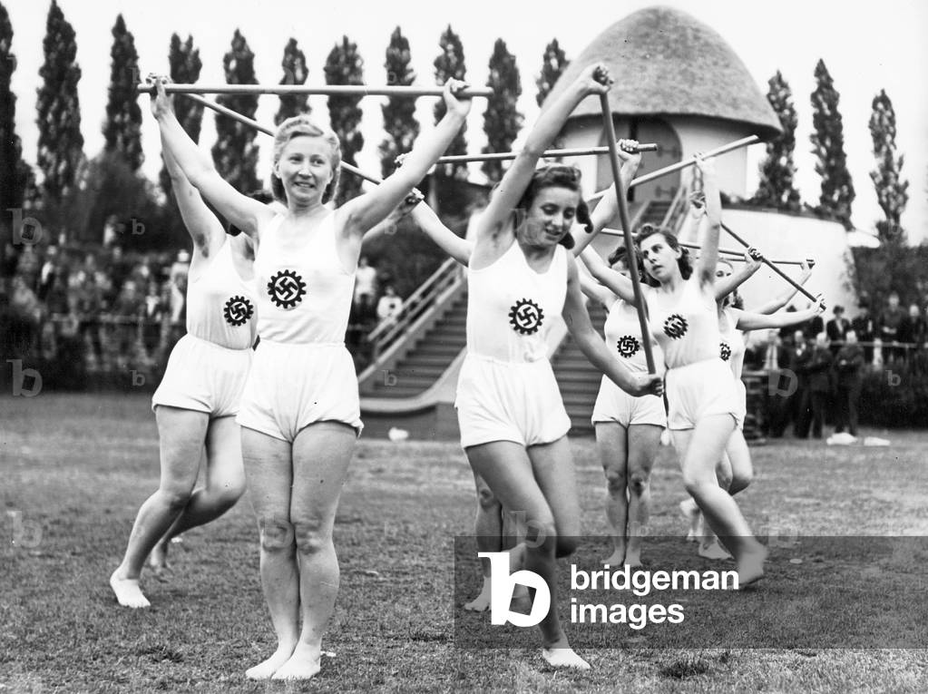 KdF company sports group at gymnastics (b/w photo)