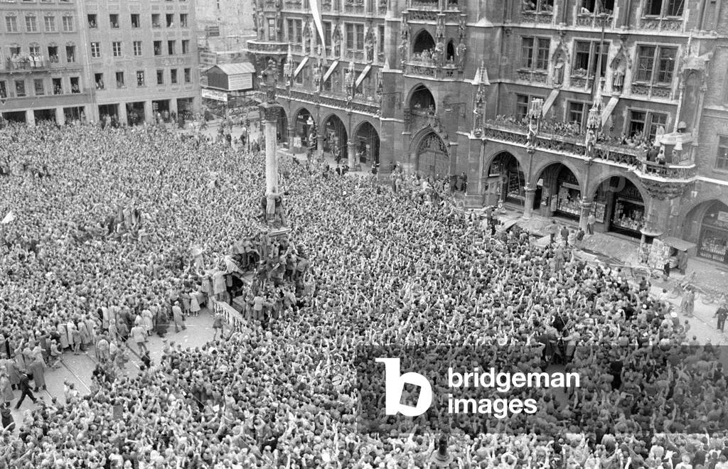 Reception in Munich following the World Cup victory of the German national team, 1954 (b/w photo)