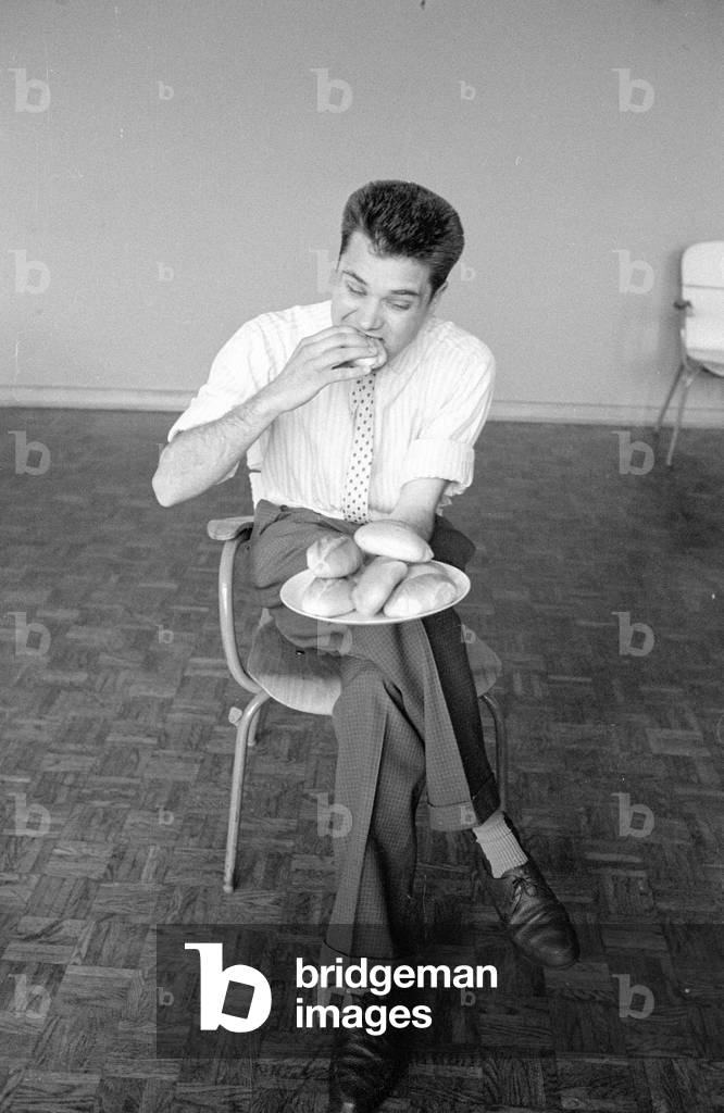 Breads compared in the physiology of nutrition at the Max Planck Institute in Dortmund, 1960 (b/w photo)