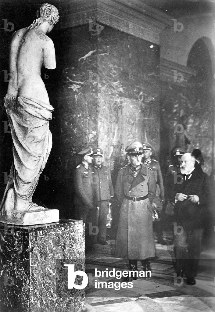 Gerd von Rundstedt in front of the Venus de Milo at the re-opening of the Louvre 1940 (b/w photo)