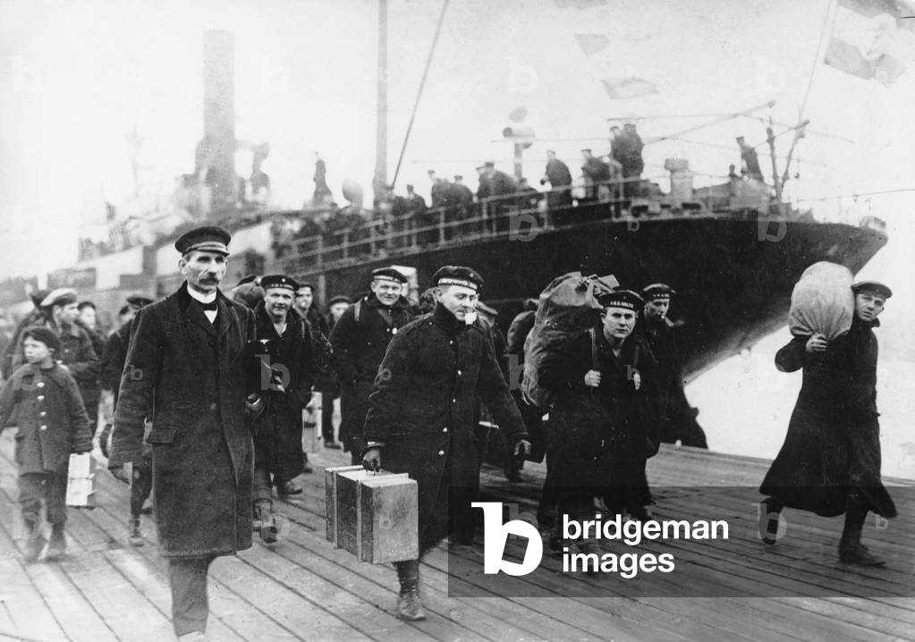 Sailors of the deep sea fleet in Wilhelmshaven, 1920 (b/w photo)