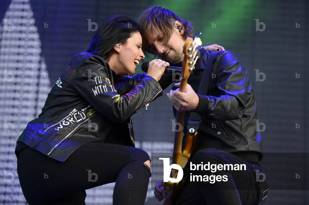 Singer Stefanie Kloß and bassist Johannes Stolle (Silbermond) during a performance at the 20th Highfield Festival 2017 at Störmthaler See, Großpösna, 2017 (photo)