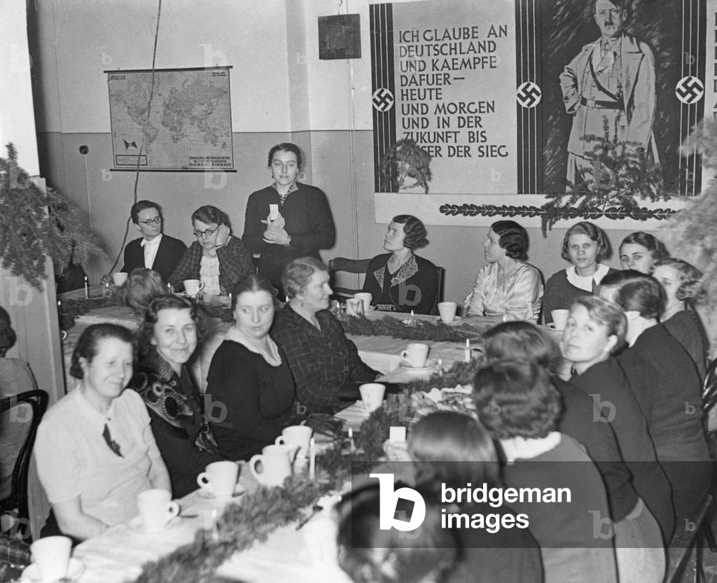 Social evening of working women of the Scherl publisher, 1937 (b/w photo)