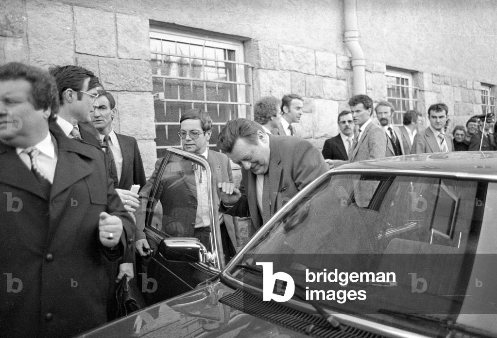 Franz Josef Strass leaving the Nibelungenhalle in Passau, 1980 (b/w photo)