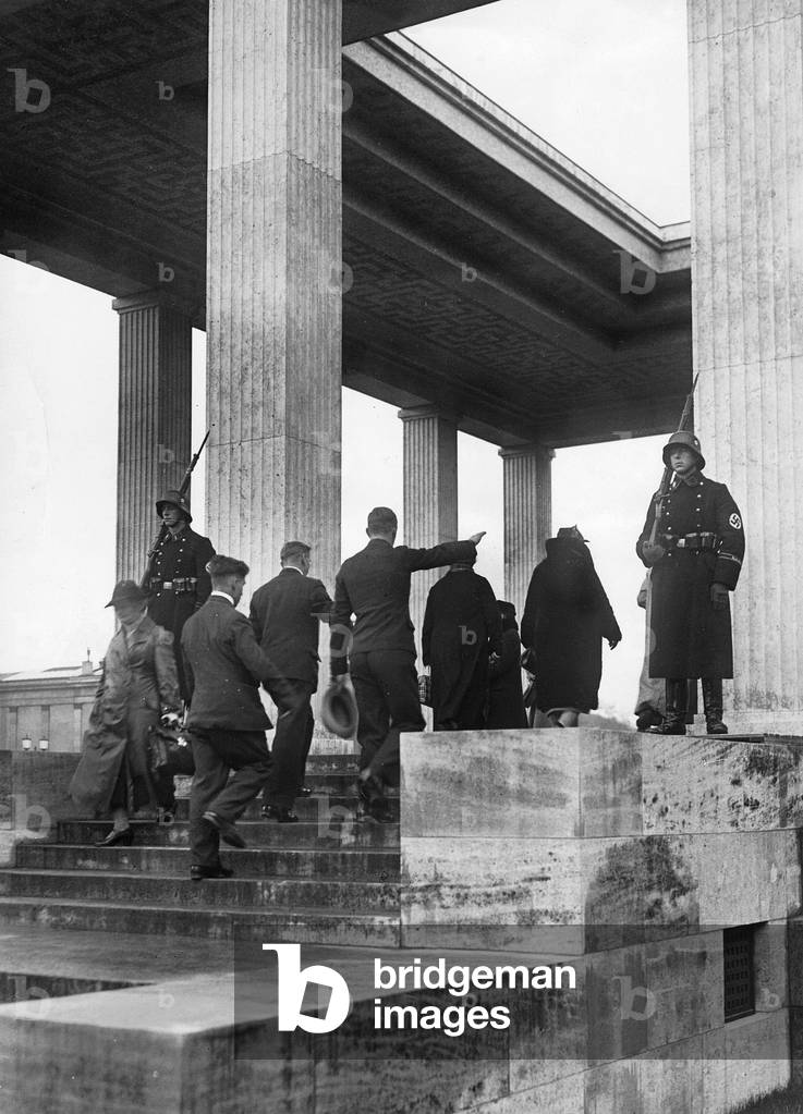 Commemoration of the victims of the Hitler-Putsch at the Honor Temples, 1936 (b/w photo)