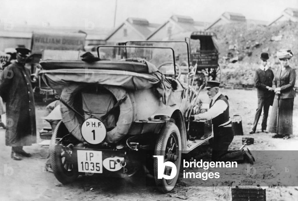 Henry of Prussia repairs his car at the Prinz-Heinrich-Fahrt, 1911 (b/w photo)