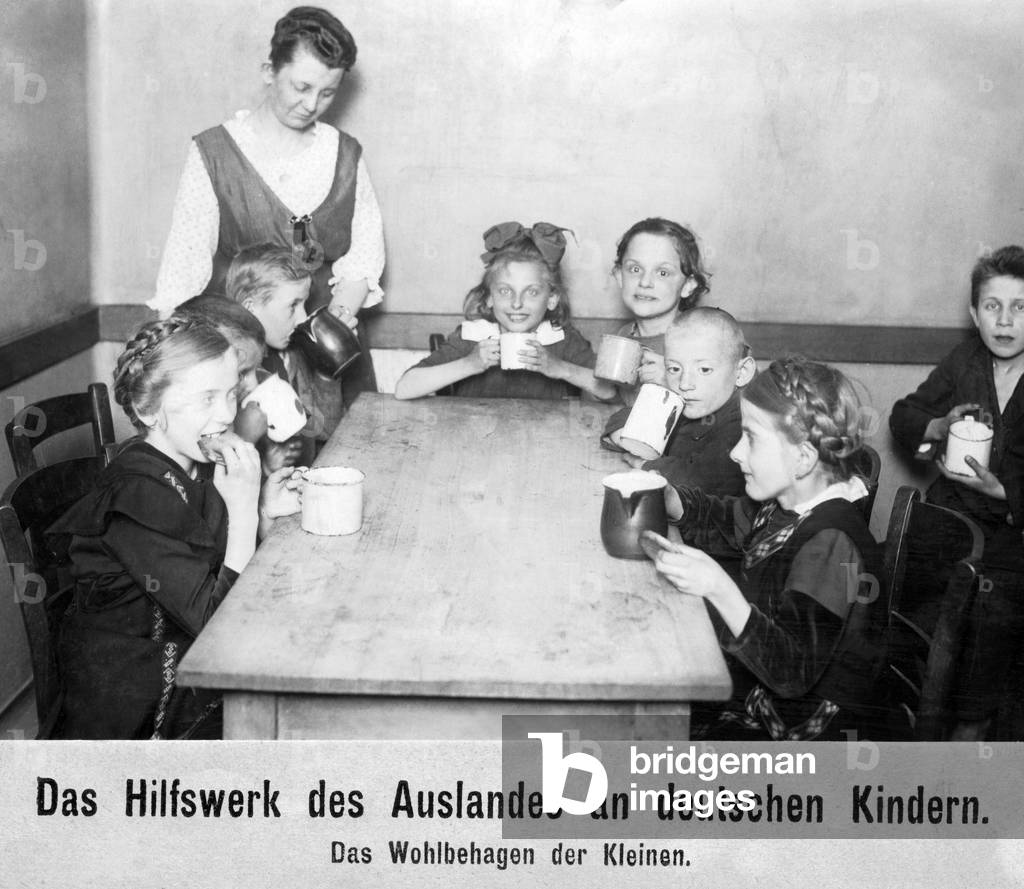 Feeding children, 1920