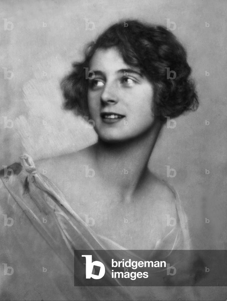 Portrait of a woman in the 20s (b/w photo)