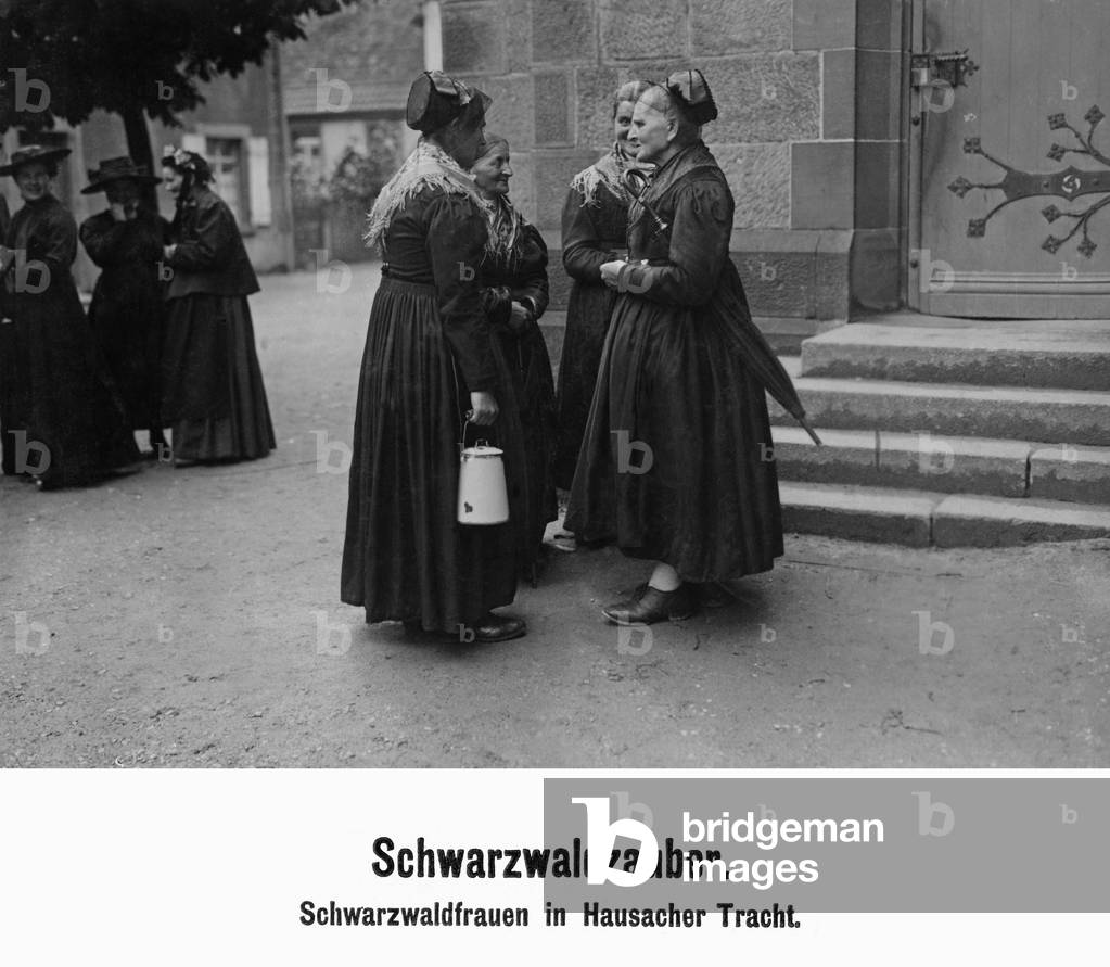 Women of the Black Forest in traditional costume of Hausach, 1919 (b/w photo)