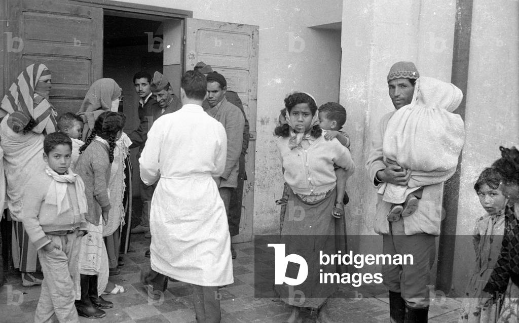 Deployment of the Bundeswehr during an epidemic in Morocco, 1959 (b/w photo)
