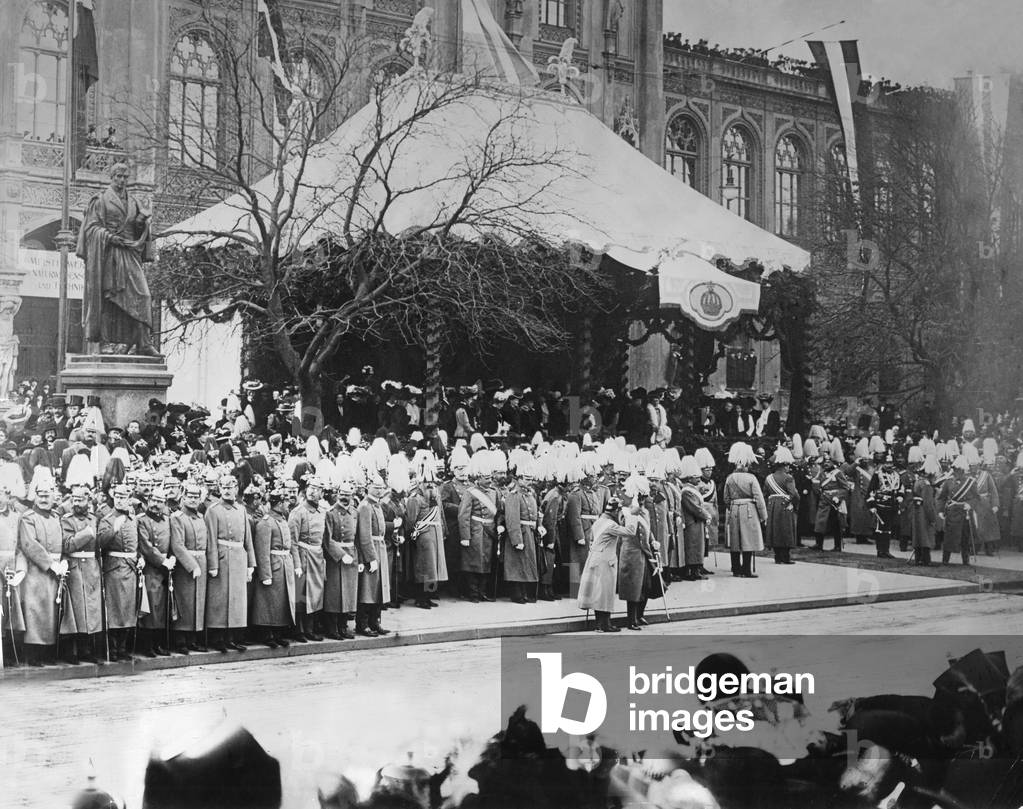Parade for the emperor on Maximilianstraße in Munich, 1906. (b/w photo)