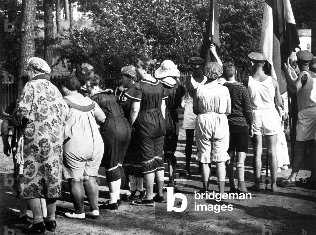 Beach fashion historical, 1907 (b/w photo)