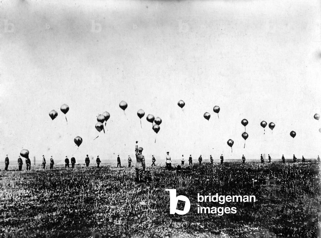 Newspaper balloons over the German front, 1917 (b/w photo)