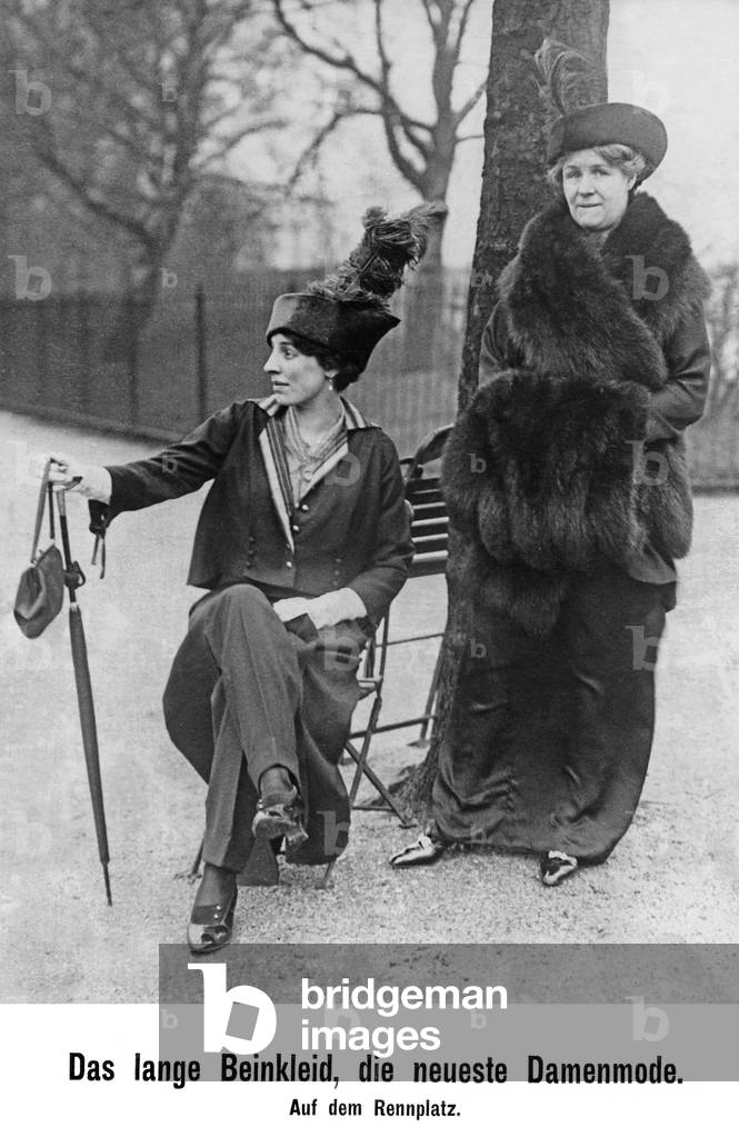 Women's fashion, 1914 (b/w photo)