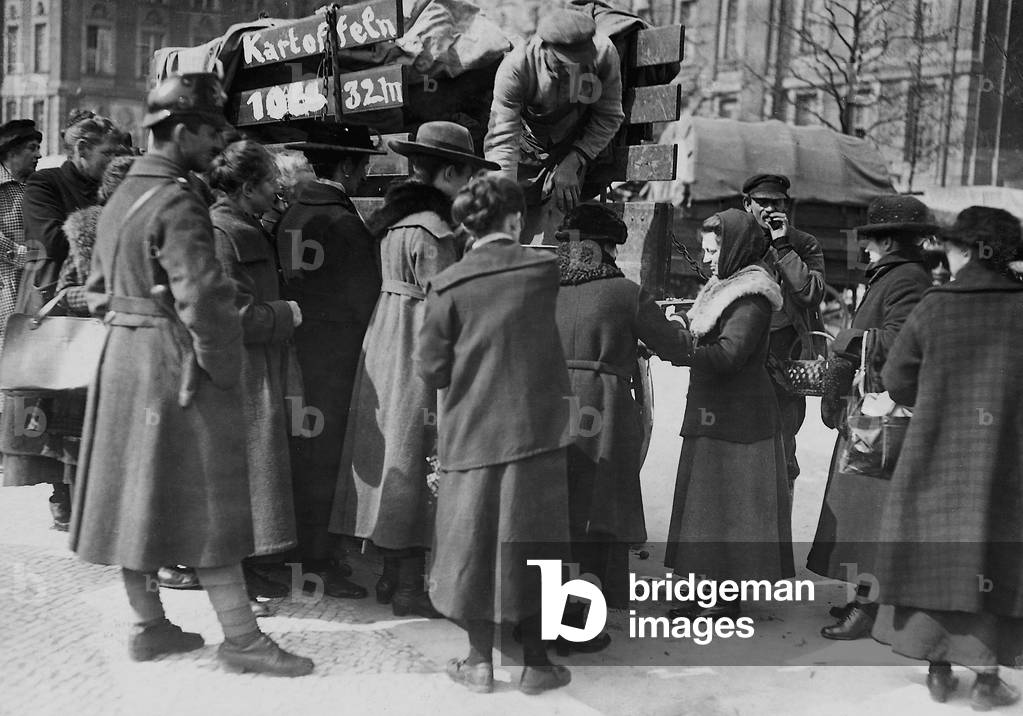 Berliner people buy potatoes, 1922 (b/w photo)