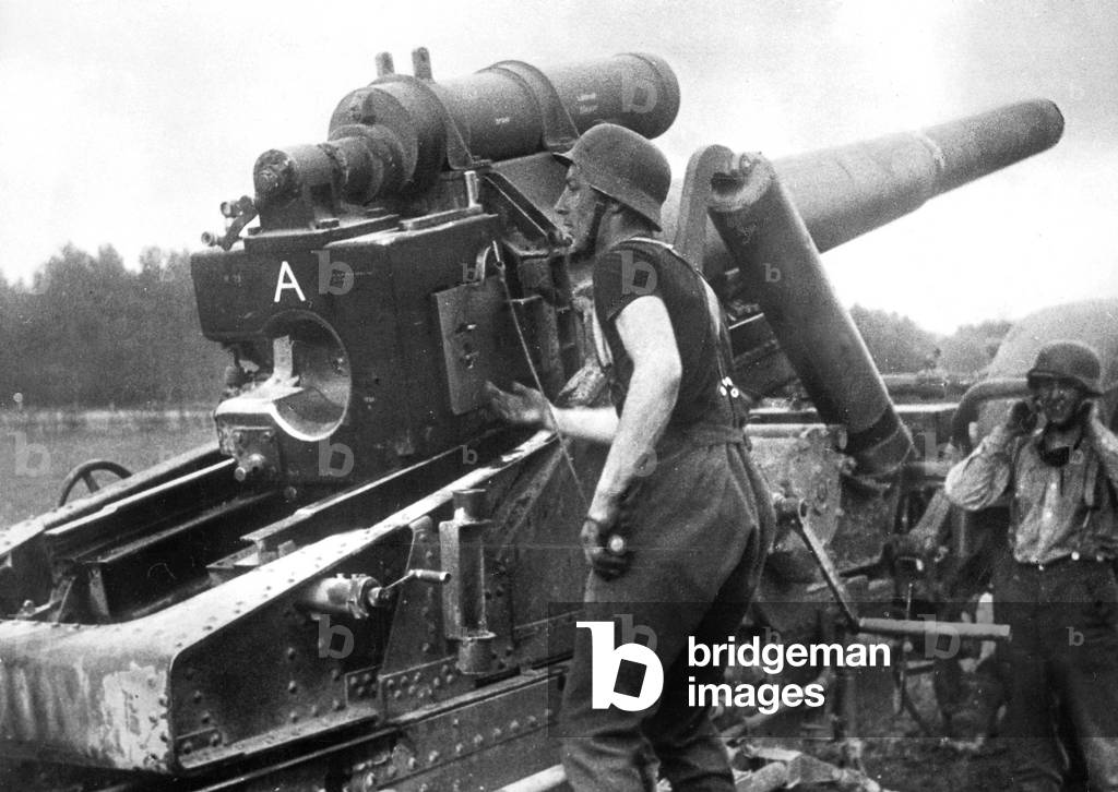 Ready to fire 21cm mortar in Russia (b/w photo)
