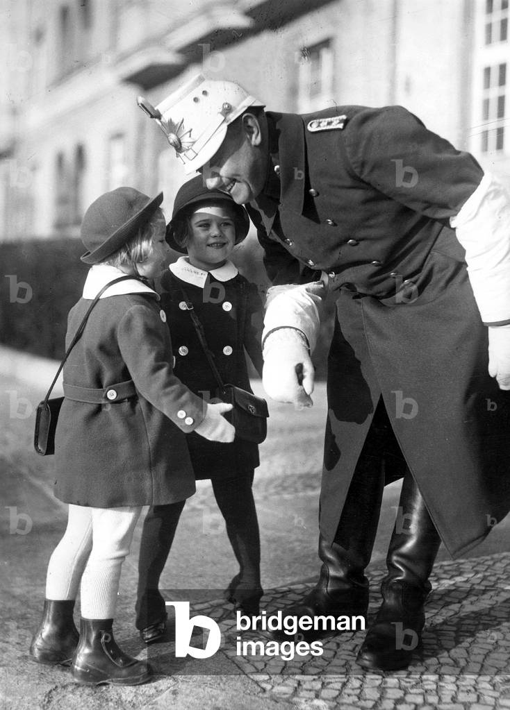 Traffic policeman with children in Berlin, 1937 (b/w photo)