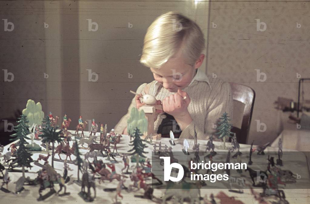 A boy playing with toy figures on Christmas Eve, Merseburg, 1947 (photo)