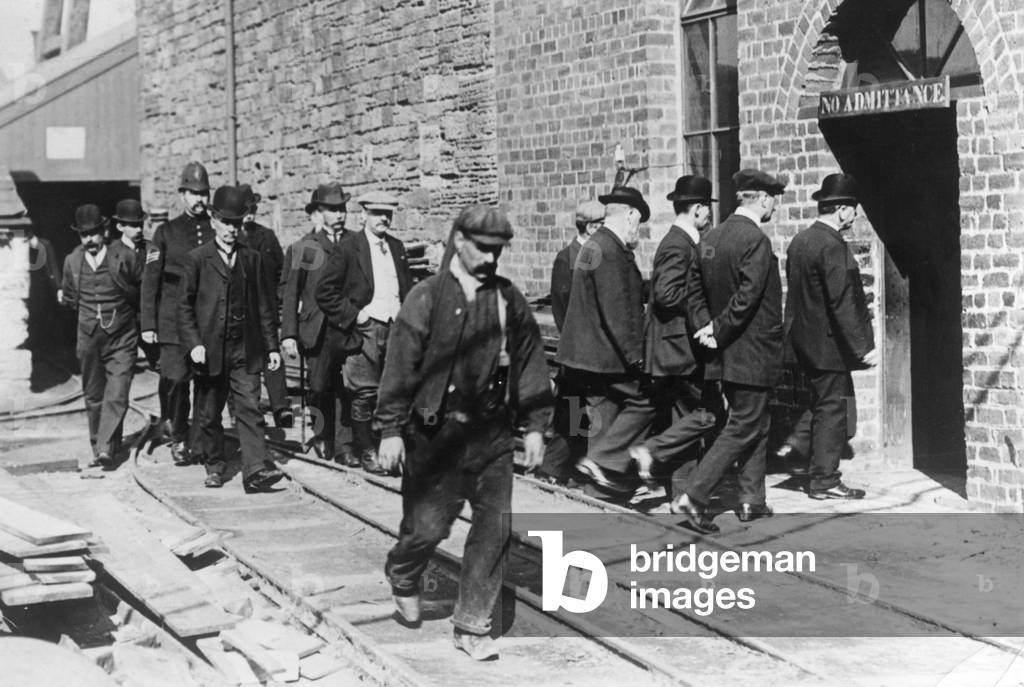Textile workers in England, 1910 (b/w photo)