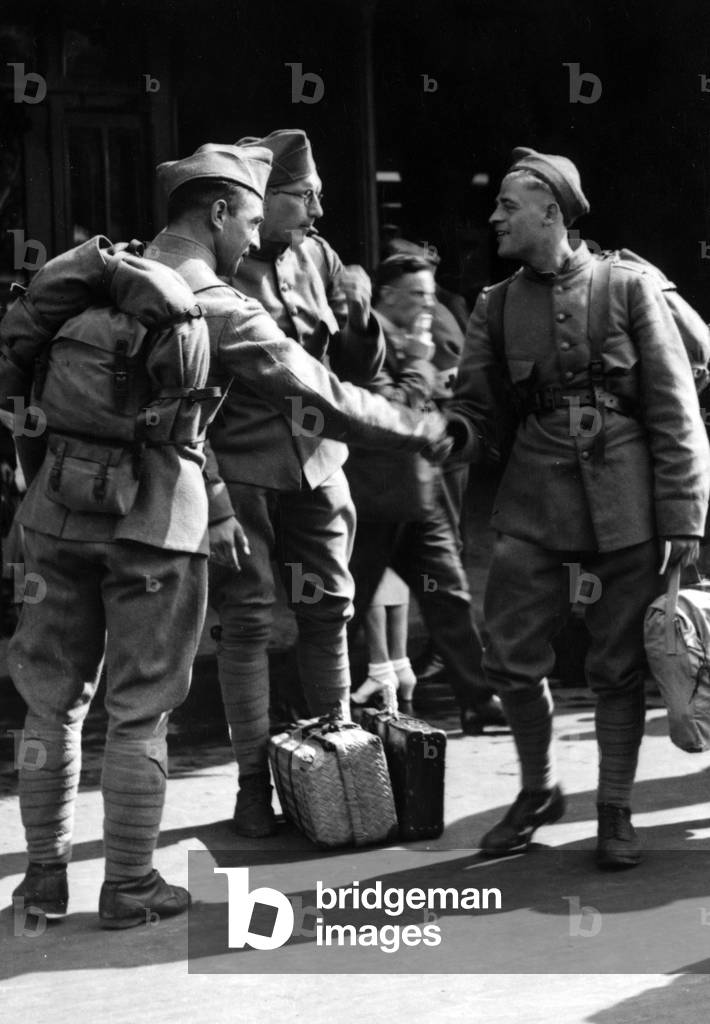 Demobilised Dutch prisoners in front of the railroad station in Amsterdam, 1940 (b/w photo)