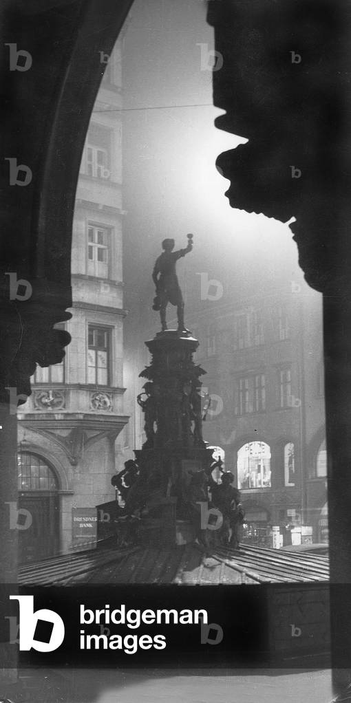 Metzgerbrunnen ('Butcher's Fountain') on Marienplatz, 1913 (b/w photo)