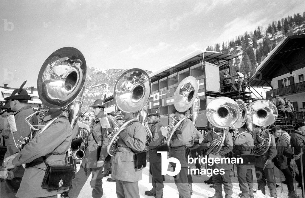 Music band in the finish area of ??a piste, 1970 (b/w photo)