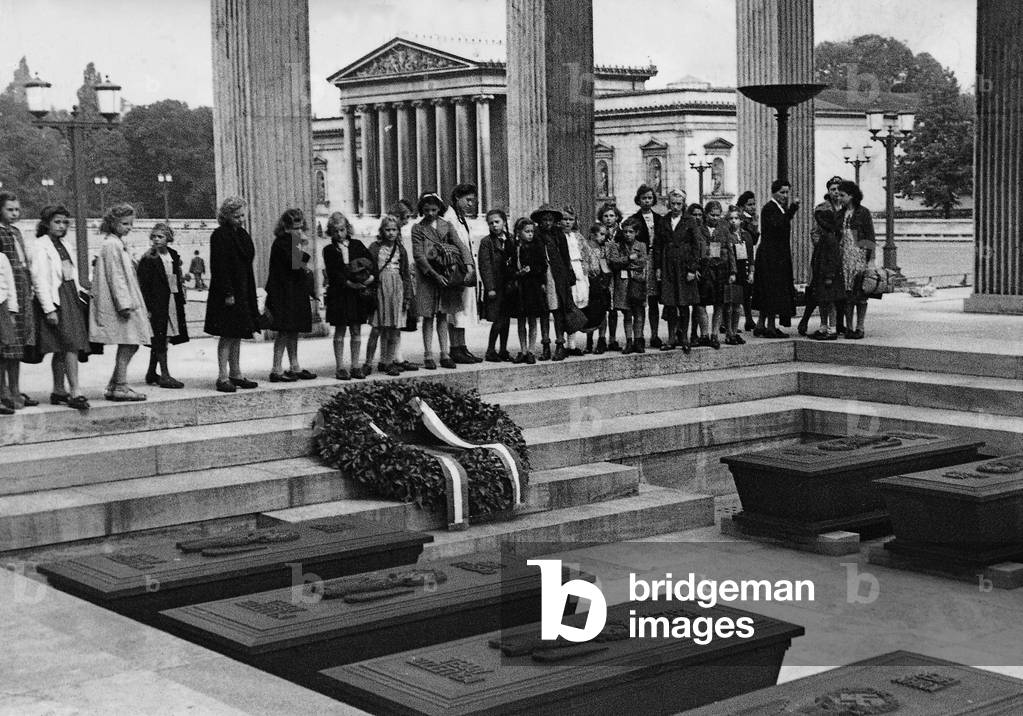 School children in one of the Temples of Honor on Koenigsplatz, 1942 (b/w photo)