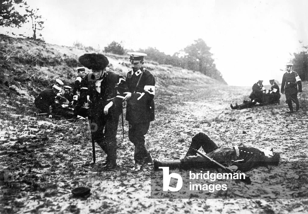 Paramedics at the western front inWorld War I (b/w photo)