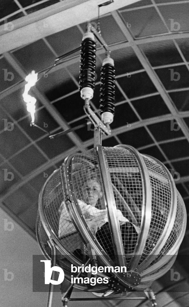Experiment with a Faraday cage in the Deutsches Museum in Munich, 1959 (b/w photo)