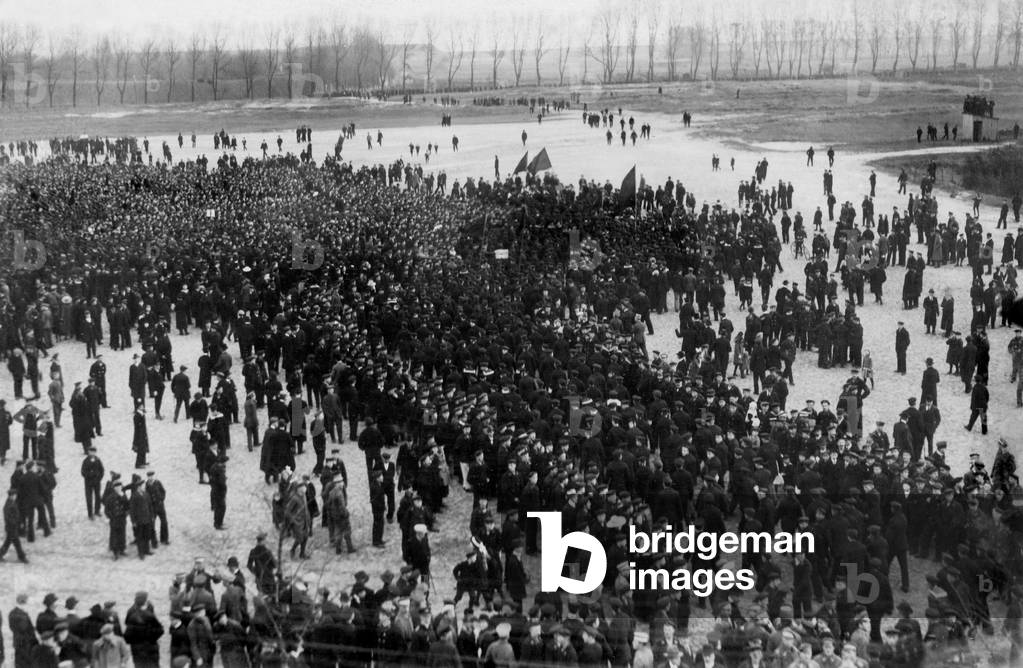 Marines and shipyard workers at a mass meeting in Wilhelmshaven, 1918 (b/w photo)