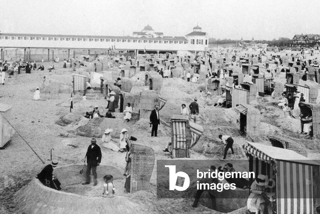 Beach life in the Baltic sea town of Swinoujscie, 1914 (b/w photo)