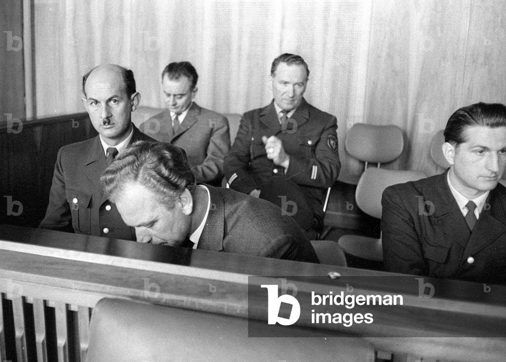 Court proceedings in Munich: Sale of files by the judiciary, 1960 (b/w photo)