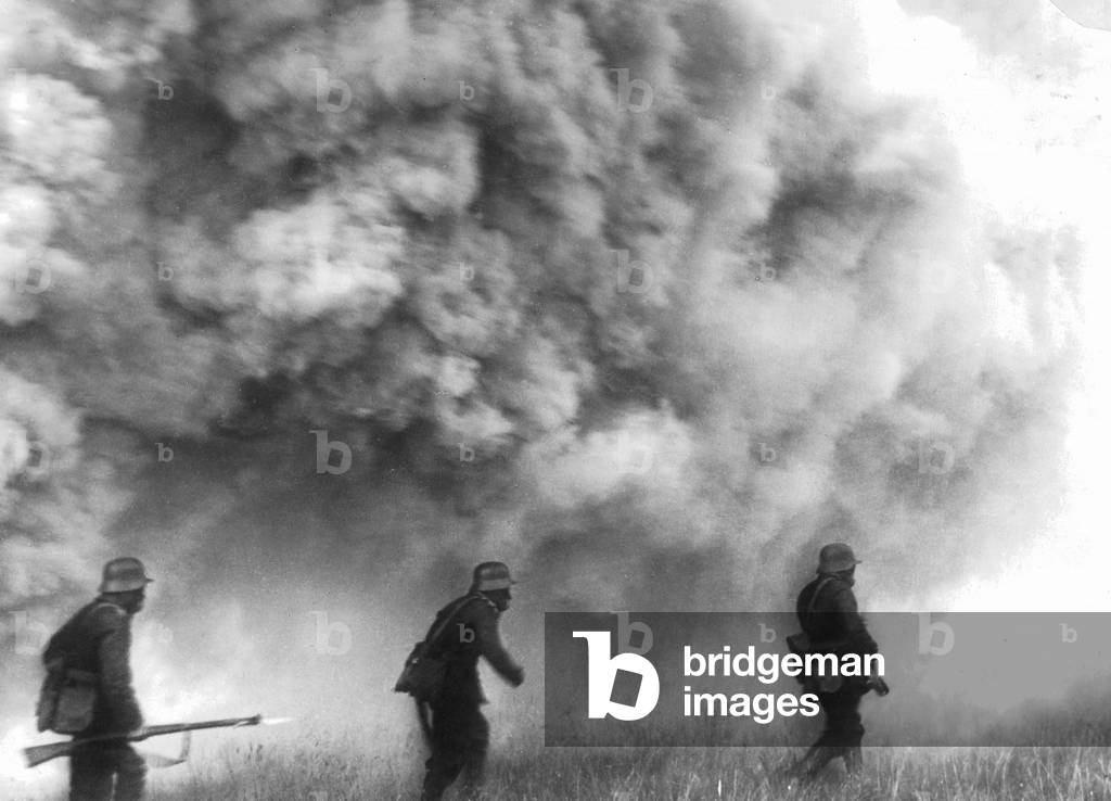 German soldiers on the western front, in a training exercise to prepare for gas attacks, 1918 (b/w photo)