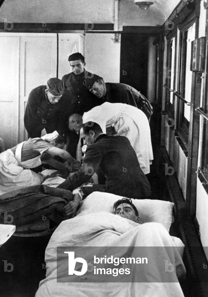 Doctoring injured soldiers, 1943 (b/w photo)