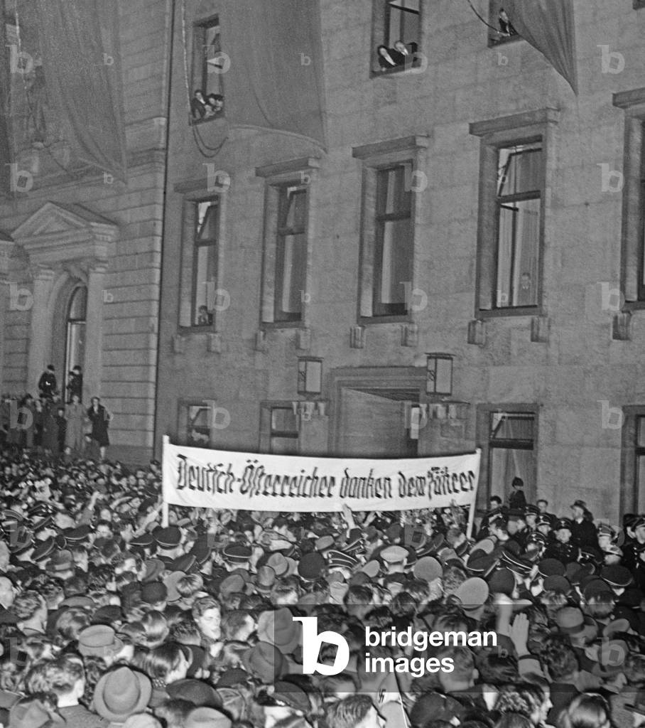 Spectators on the Wilhelmsplatz, 1938 (b/w photo)