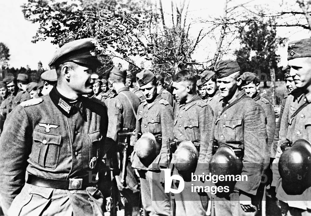 German battalion commander with new recruits, 1942 (b/w photo)