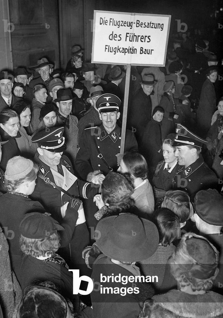Hans Baur and his crew at a fundraising, 1937 (b/w photo)
