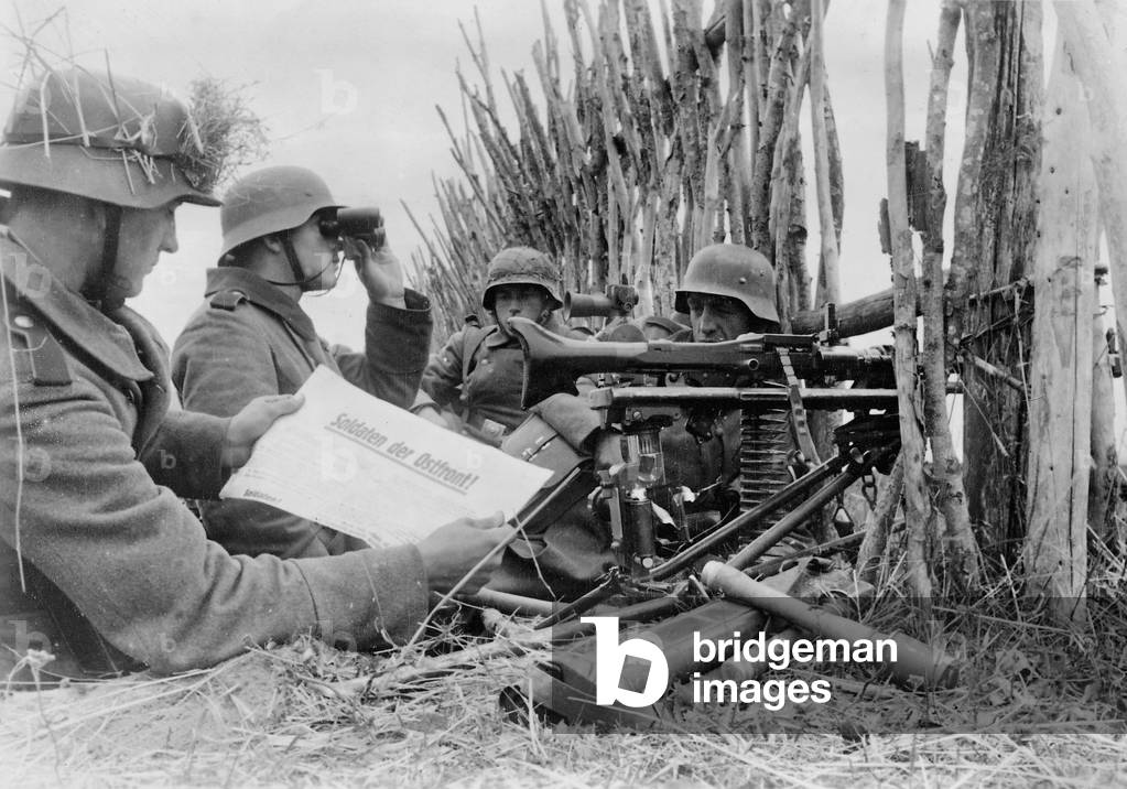 German soldiers with order of the day on the Eastern Front, 1941 (b/w photo)
