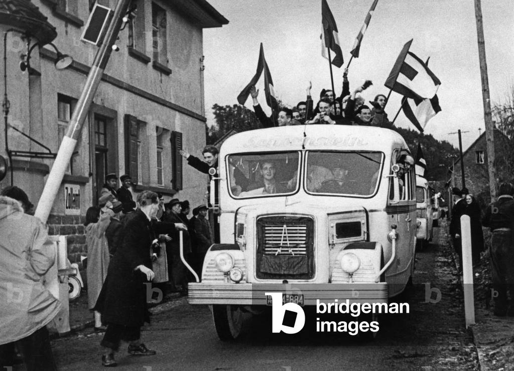Demonstration for the abolition of the German-French border in Hirschthal (Pfalz), 1950 (b/w photo)