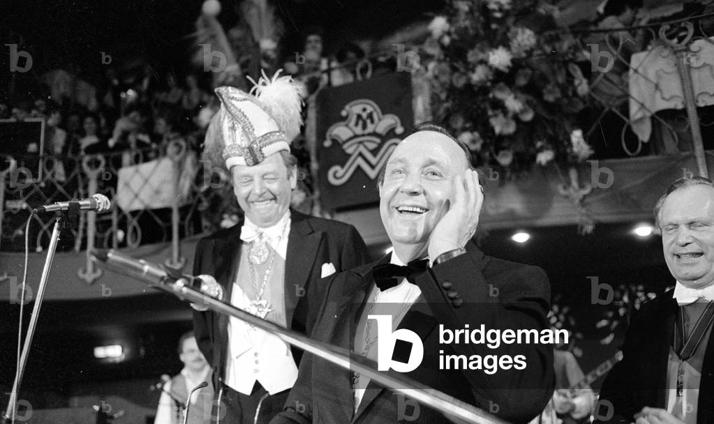 Awarding the Karl Valentin Order to Hans-Dietrich Genscher, 1982 (b/w photo)