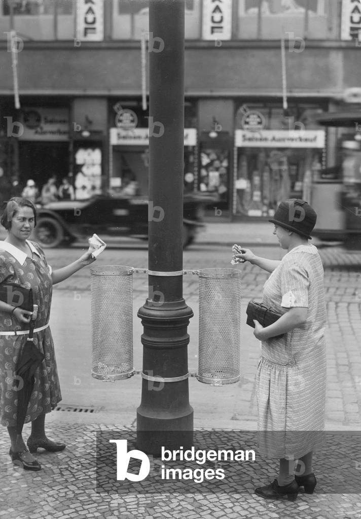 Wastebaskets on Halleschen Tor in Berlin, 1925 (b/w photo)