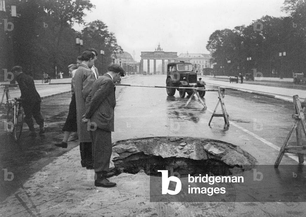 Bomb damage in the Ost-West-Achsen in Berlin, 1940 (b/w photo)