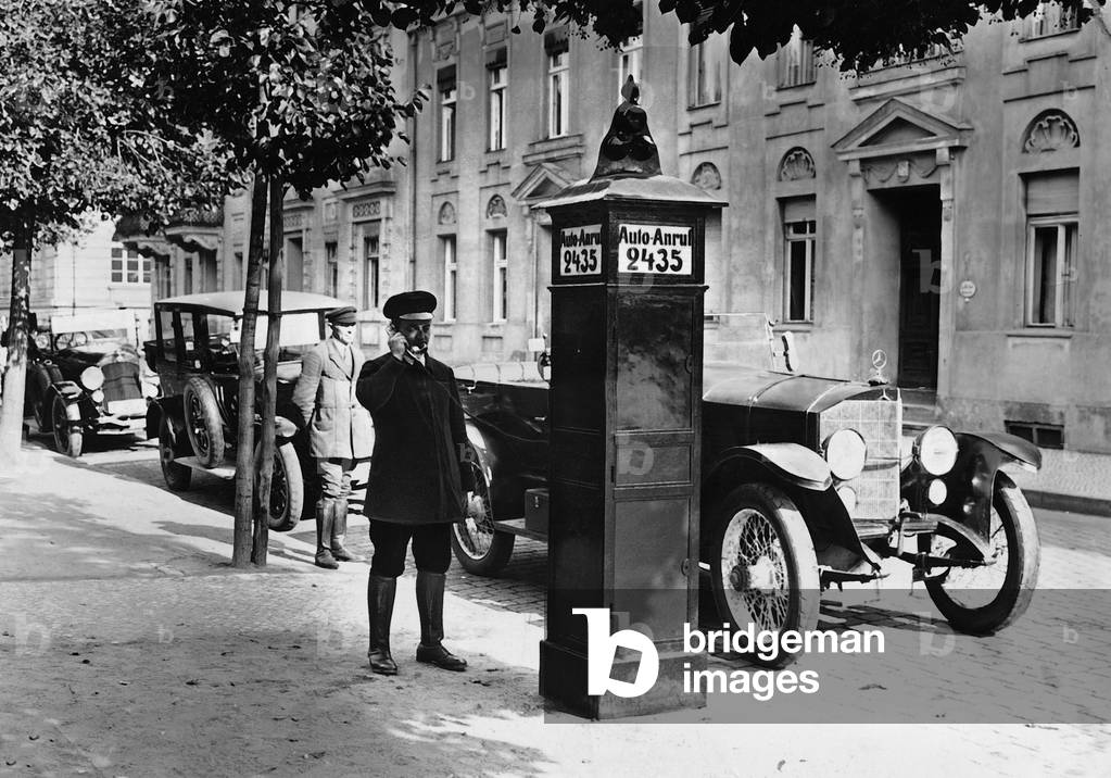 Car call terminal in Potsdam, 1926 (b/w photo)