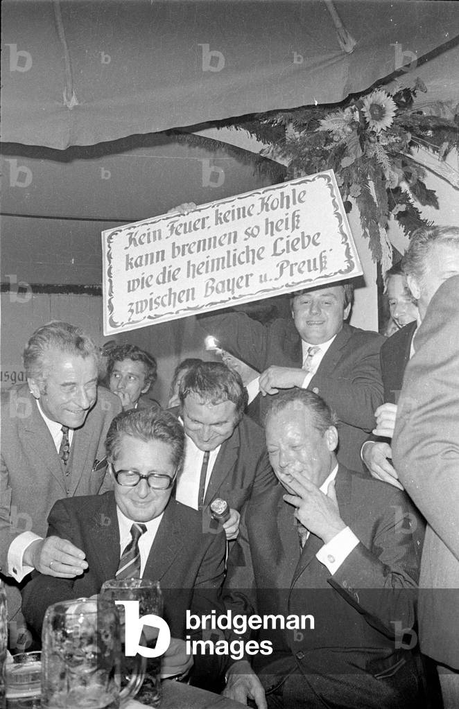 Willy Brandt in the tent of Fischer-Vroni, 1970 (b/w photo)